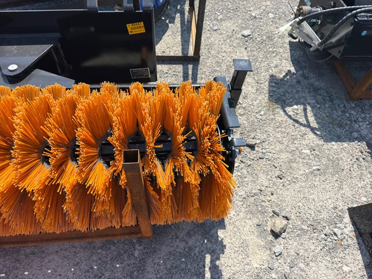 #2035-•-unused-future-sc61-70"-skid-steer-sweeper-b-dqsj2605334-inv#49443-image-9