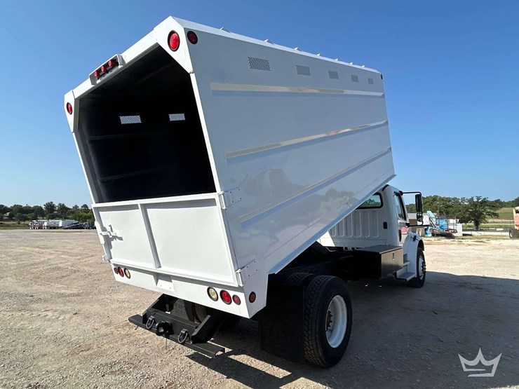 2016-freightliner-m2-106-image-3