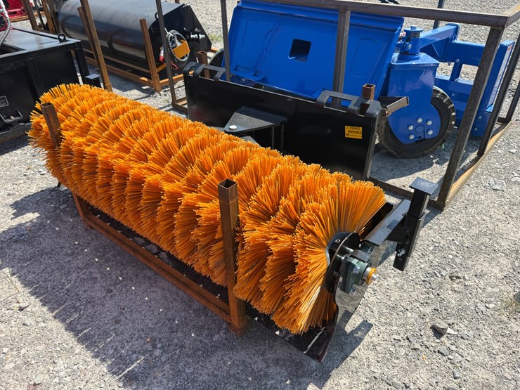 #2035-•-unused-future-sc61-70"-skid-steer-sweeper-b-dqsj2605334-inv#49443-image-2