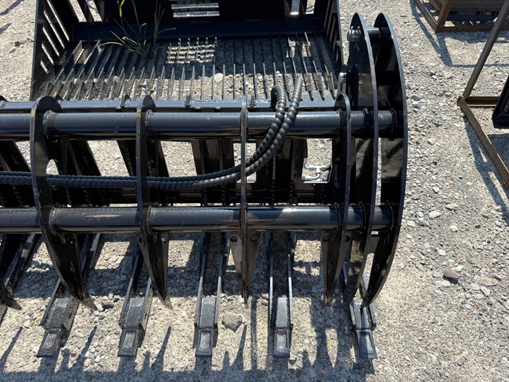 #2029-•-unused-future-clg72-skid-steer-curved-log-grabber-chxmq2605138-inv#48871-image-7