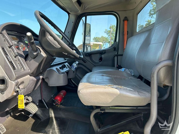 2016-freightliner-m2-106-image-11