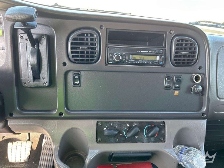 2016-freightliner-m2-106-image-16