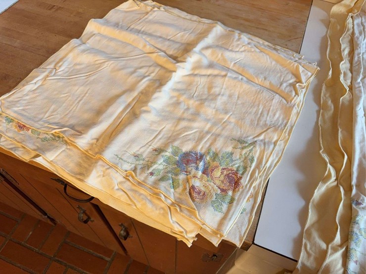 floral-print-bed-sheet-set-with-ruffled-edging-image-2
