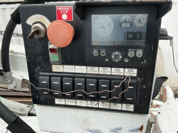 2016-freightliner-m2-106-image-25