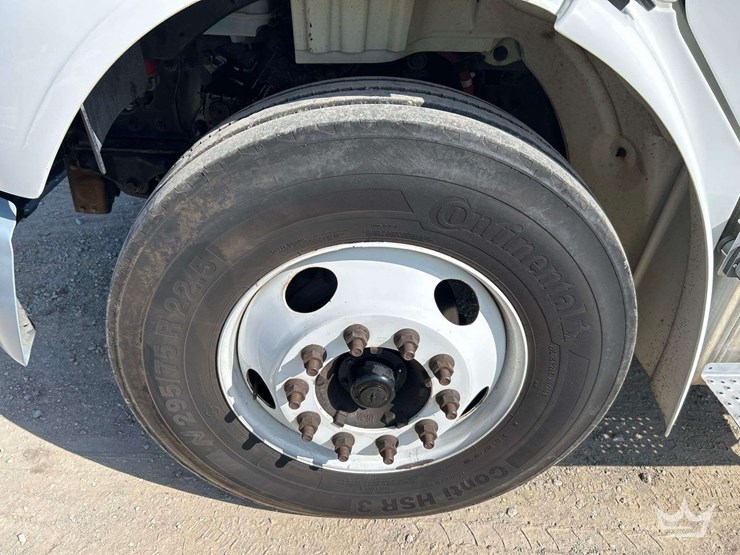 2016-freightliner-m2-106-image-23
