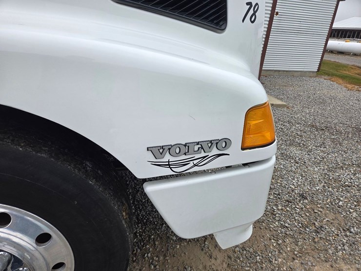 2000-volvo-day-cab-semi-image-2