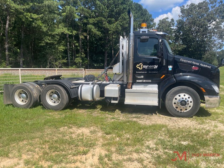 2019-peterbiltday-cab-truck-tractor-image-2