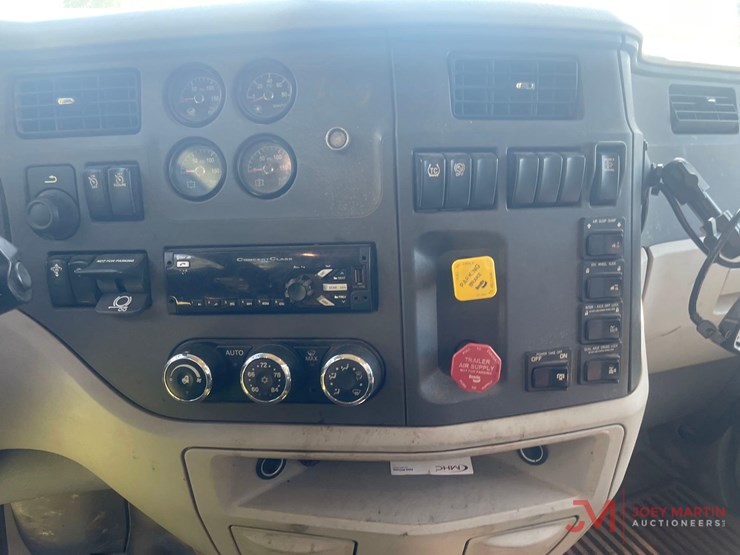 2019-peterbiltday-cab-truck-tractor-image-21