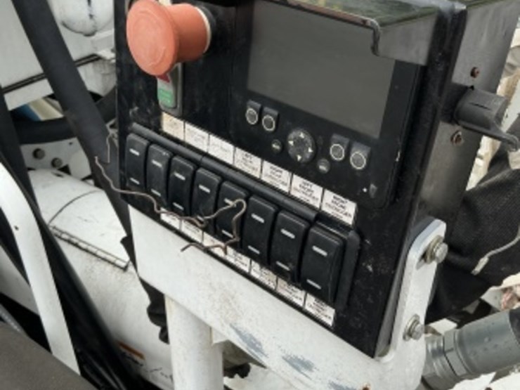 2016-freightliner-m2-106-image-21