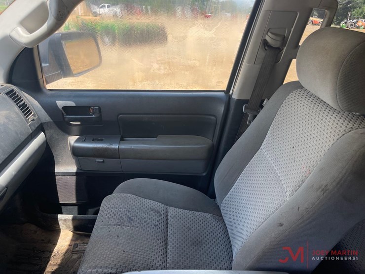 2010-toyota-tundra-sr5-image-21