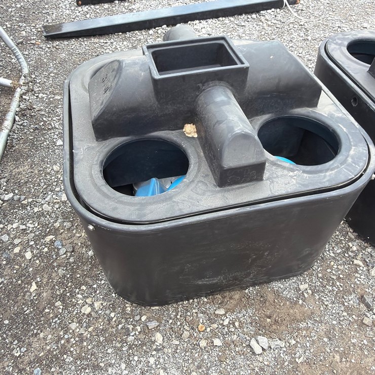 #42 • MIRAFOUNT 4 hole livestock waterer