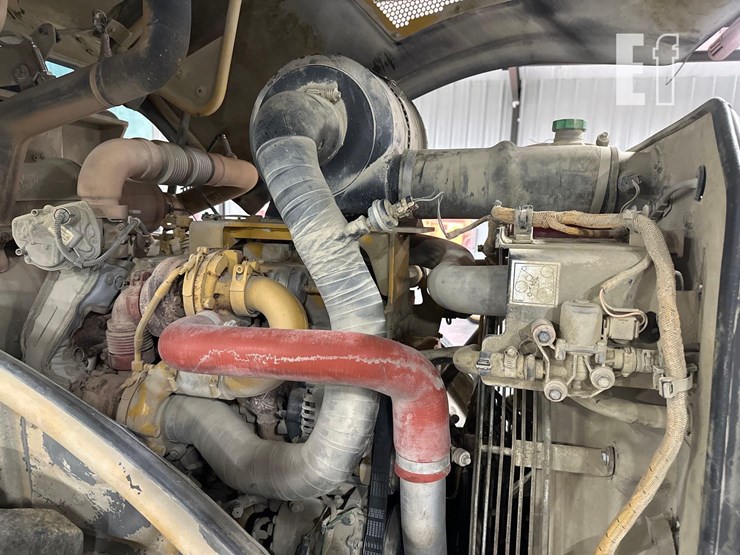 2019-caterpillar-cp56b-image-25
