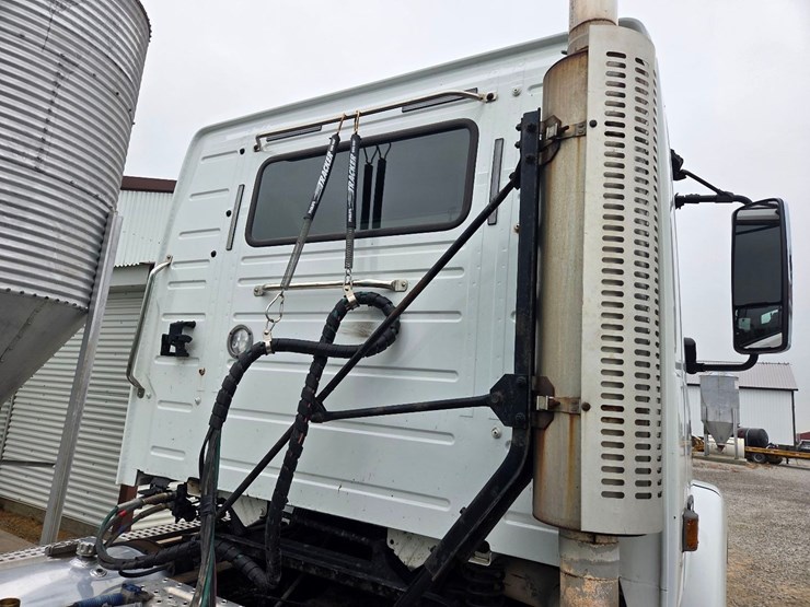 2000-volvo-day-cab-semi-image-18