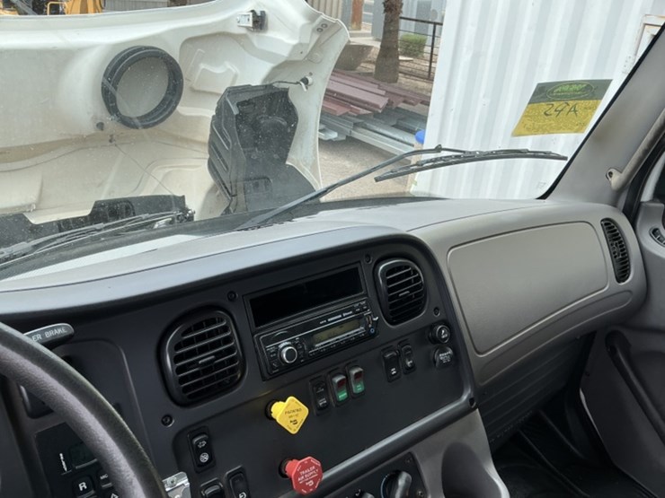 2016-freightliner-m2-106-image-41