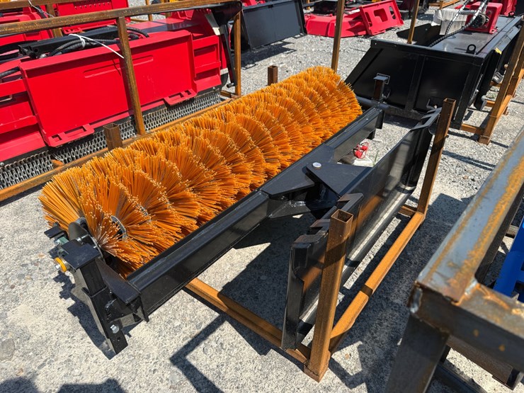 #2035-•-unused-future-sc61-70"-skid-steer-sweeper-b-dqsj2605334-inv#49443-image-1