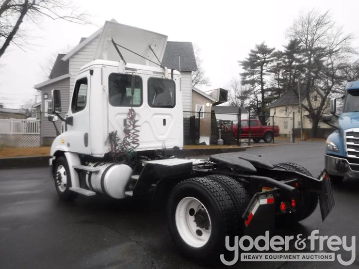 2018-freightliner-cascadia-113-image-2