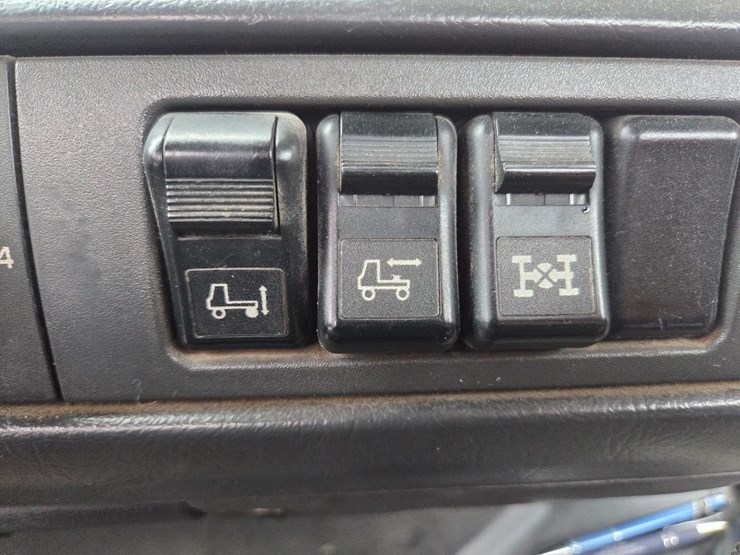2000-volvo-day-cab-semi-image-49