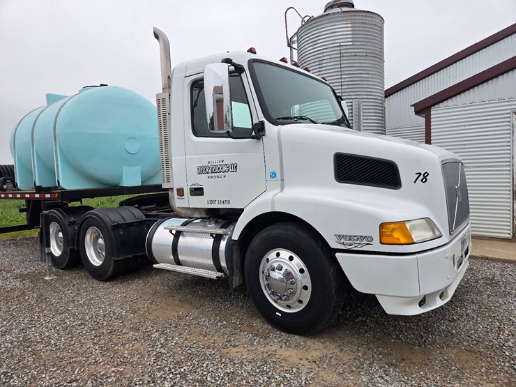 2000-volvo-day-cab-semi-image-1