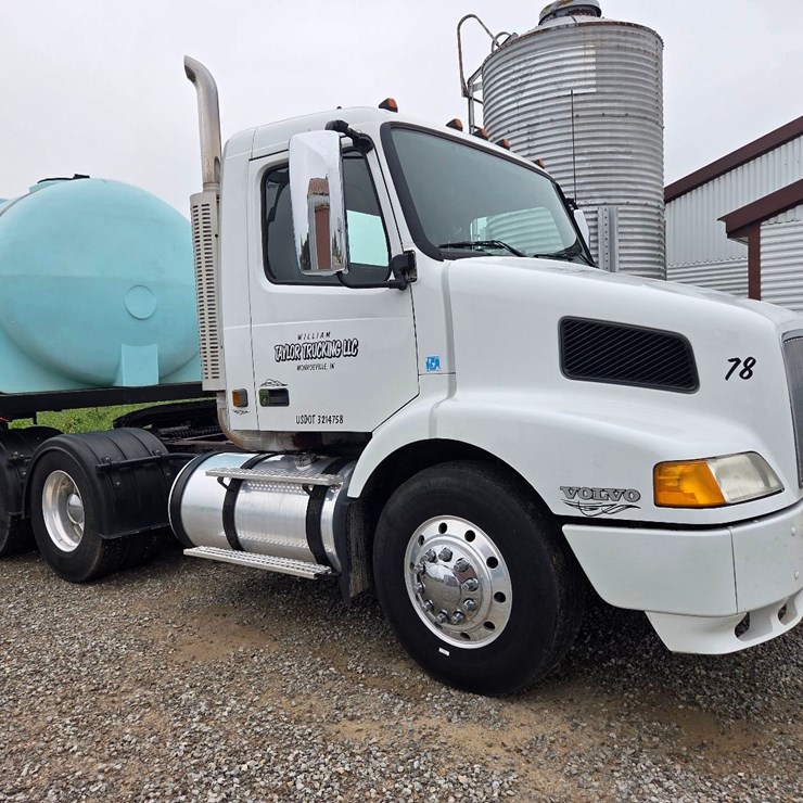2000 Volvo day cab semi