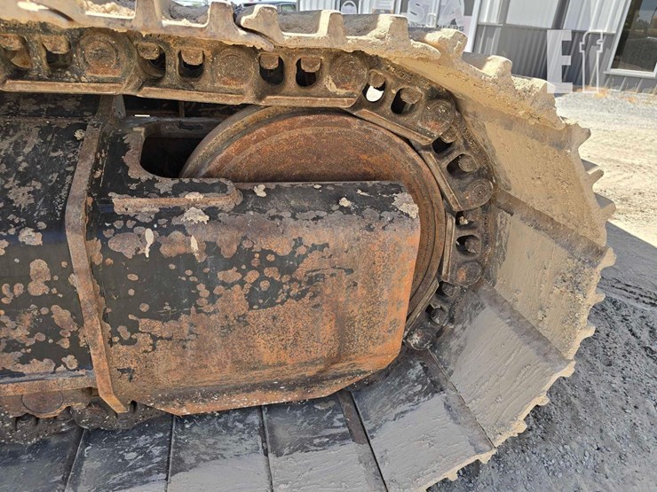 2024-caterpillar-340-image-32