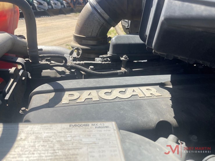 2019-peterbiltday-cab-truck-tractor-image-18