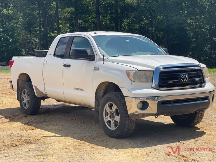 2010-toyota-tundra-sr5-image-1