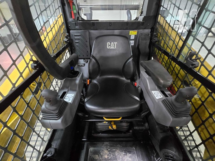 2025-caterpillar-255-image-14