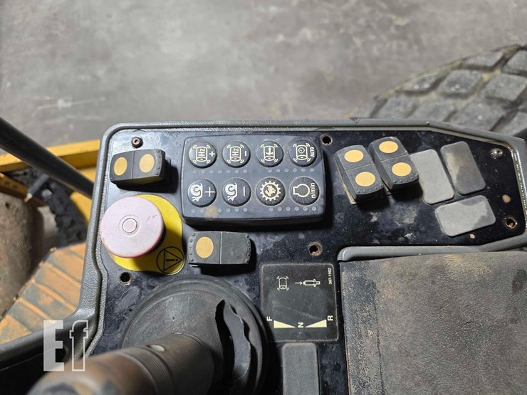 2016-caterpillar-cs56b-image-18