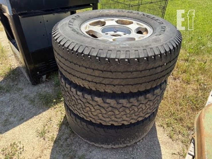 truck-tires-image-1