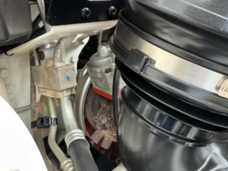 2016-freightliner-m2-106-image-32