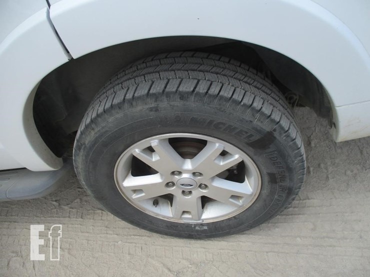 2010-ford-explorer-xlt-image-17