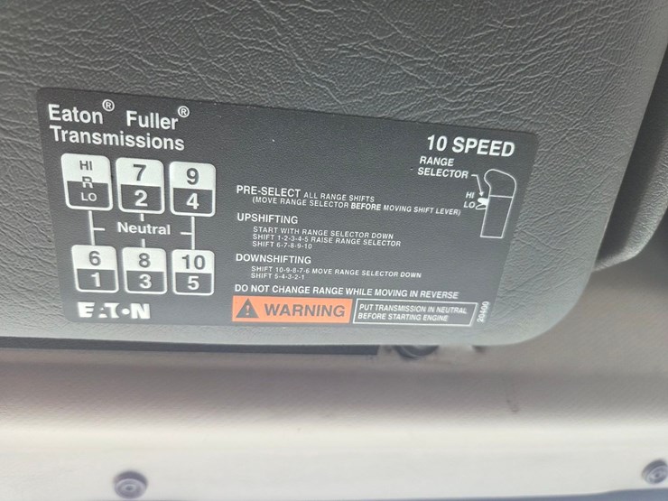 2000-volvo-day-cab-semi-image-57