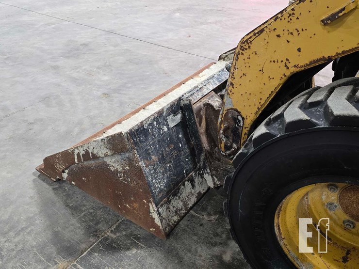 2011-caterpillar-246c-image-12