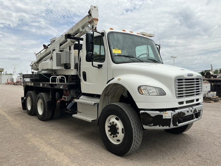 2016-freightliner-m2-106-image-5