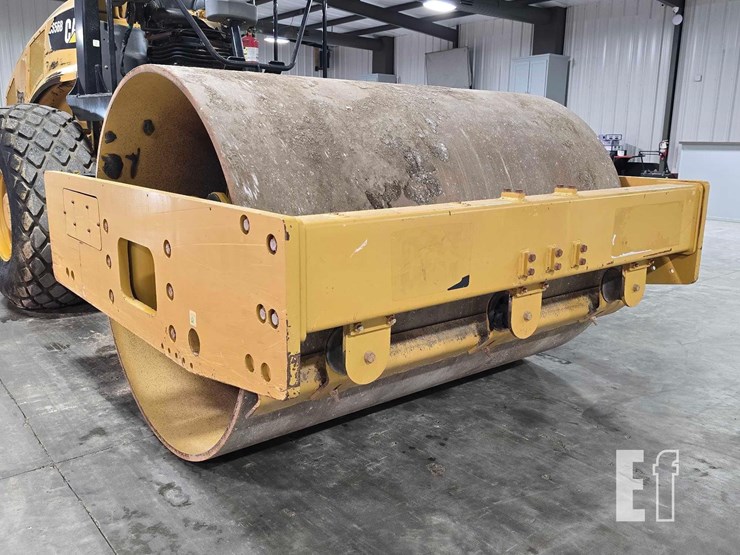 2016-caterpillar-cs56b-image-10