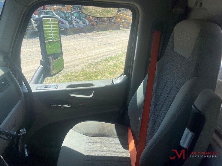 2019-peterbiltday-cab-truck-tractor-image-20