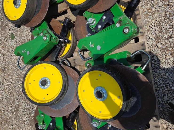 (8)-john-deere-single-disk-dry-fertilizer-openers---like-new-image-1
