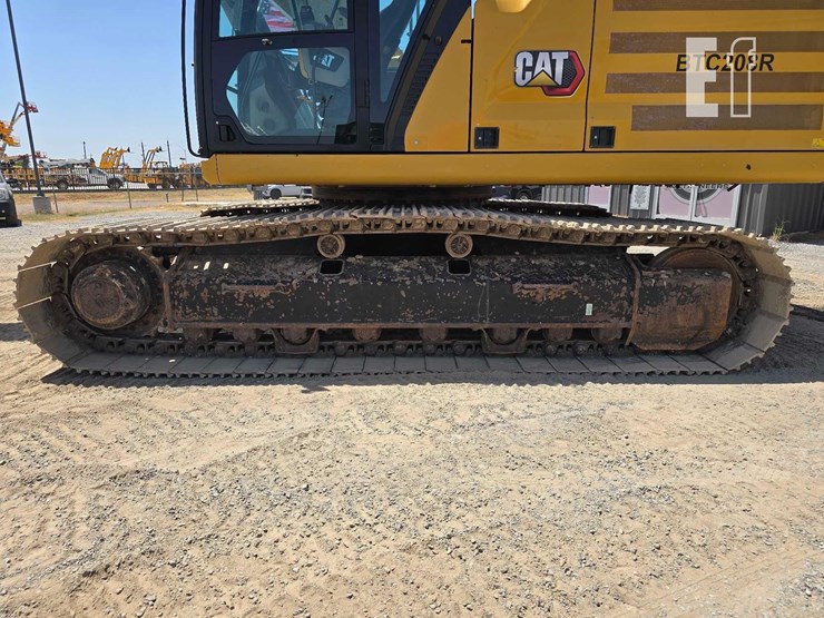 2024-caterpillar-340-image-30