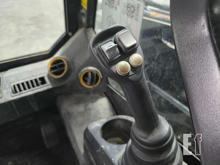 2022-jcb-3ts-8t-image-15