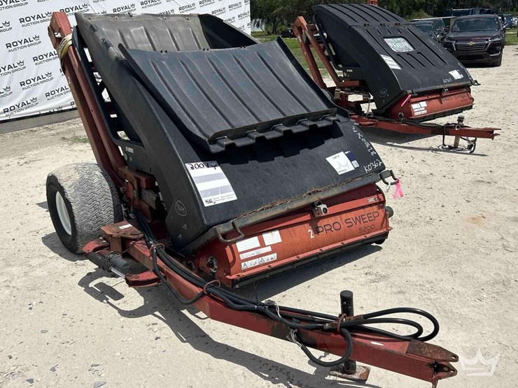 2007-toro-pro-sweep-5200-turf-sweeper-tractor-attachment-image-2