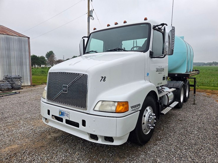 2000-volvo-day-cab-semi-image-34