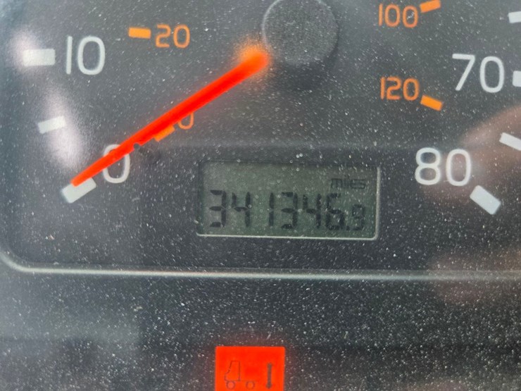 2000-volvo-day-cab-semi-image-56