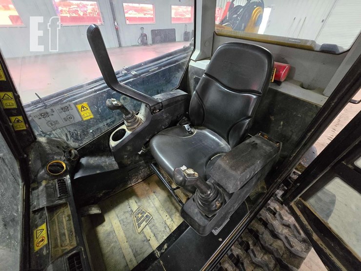 2022-jcb-3ts-8t-image-13