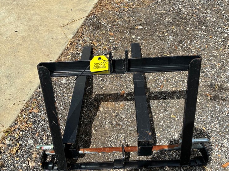 #20222-•-3-point-hitch-pallet-forks-image-2