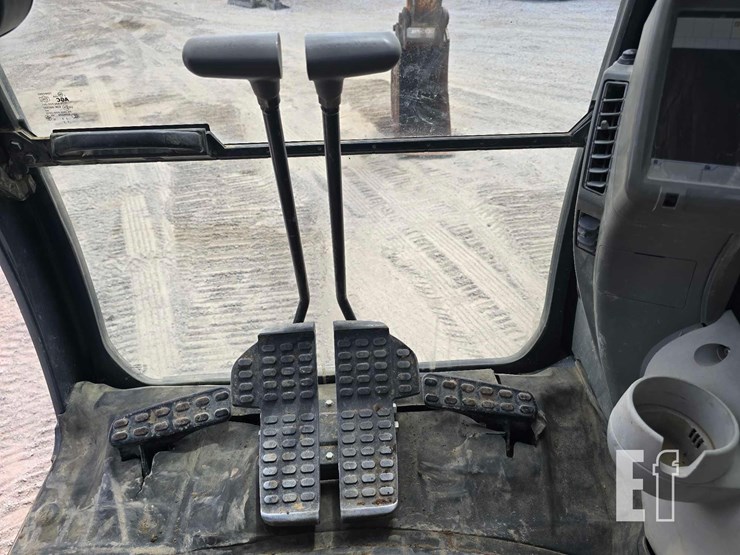 2018-deere-245g-lc-image-15