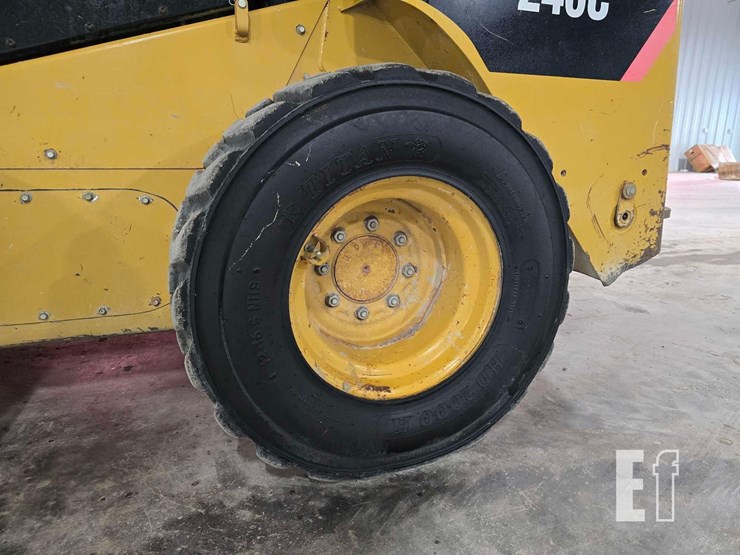 2011-caterpillar-246c-image-24