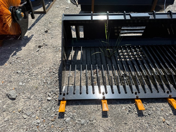 #2028-•-unused-future-rb66-67"-skid-steer-rock-bucket-c-dyscd2605153-inv#49394-image-5