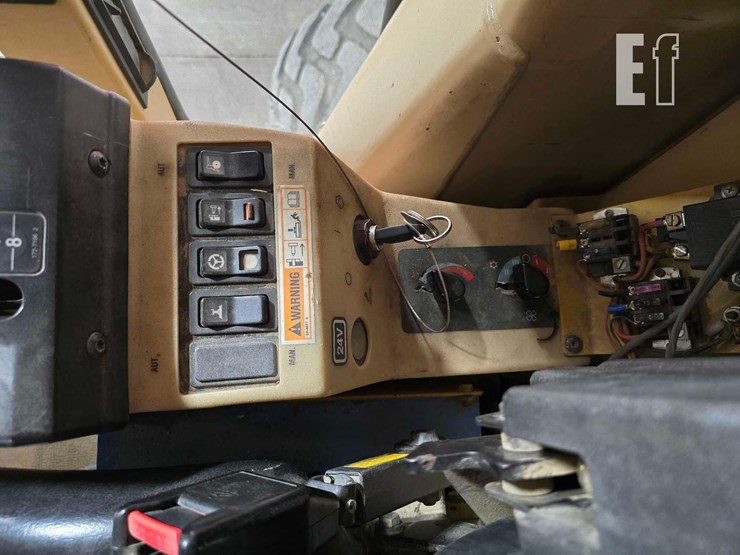 2005-caterpillar-143h-image-23