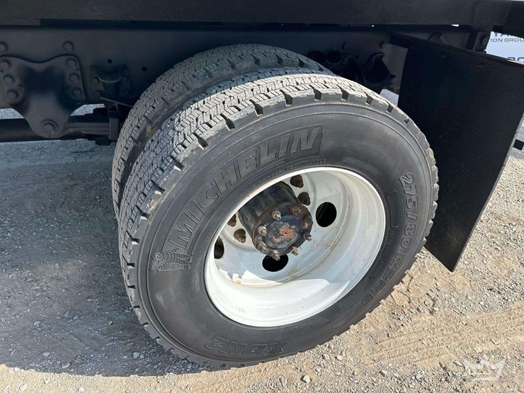 2016-freightliner-m2-106-image-24