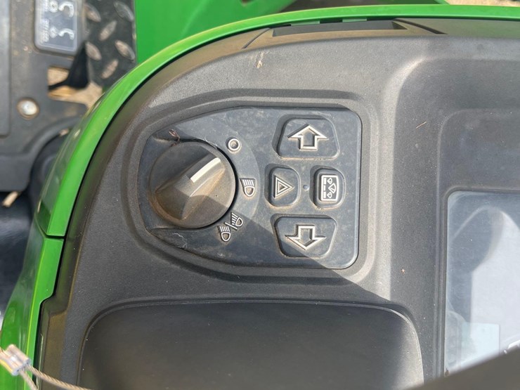 john-deere-3025e-utility-tractor-image-18